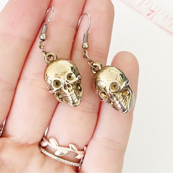Silver skull Halloween spooky drop earrings - Picture 6 of 6